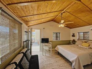 Televisyen dan/atau pusat hiburan di Sun Tiny House D Pahrump