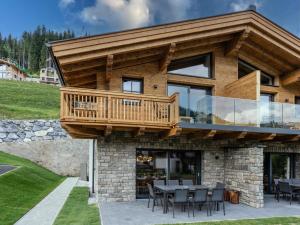 domek z bali z tarasem i stołem w obiekcie Tauernlodge Liz w mieście Mühlbach am Hochkönig