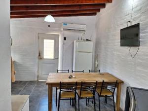 una sala da pranzo con tavolo e sedie in legno di Mercedario Aparts a Barreal