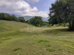 dos postes de gol en medio de un campo en Departamento Relax La Tuquita in 