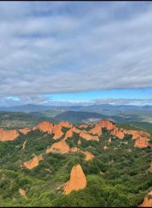 a view of the red rocks of the blue mountains at A casa do teléfono in Pumares