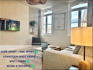 un soggiorno con un divano e un tavolo di L'Eclat Prestigieux : Quartier Henriville ad Amiens