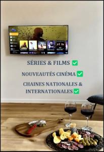 un tavolo con un piatto di cibo e due bicchieri di vino di L'Eclat Prestigieux : Quartier Henriville ad Amiens Altre 27 foto