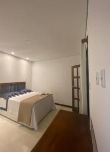 een slaapkamer met een bed en een ladder erin bij Viva Mar - suítes in Canavieiras