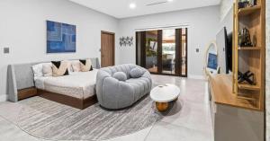 een woonkamer met een bank en een stoel bij Waterfront Mansion The GlamHomes in North Miami Beach