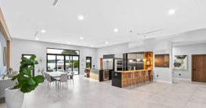 een grote keuken en eetkamer met een tafel en stoelen bij Waterfront Mansion The GlamHomes in North Miami Beach