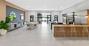 een grote keuken en eetkamer met tafels en stoelen bij Waterfront Mansion The GlamHomes in North Miami Beach +44 foto's
