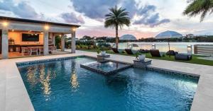 una piscina nel cortile di una casa di Waterfront Mansion The GlamHomes a North Miami Beach