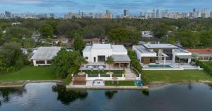 een luchtfoto van een huis aan het water bij Waterfront Mansion The GlamHomes in North Miami Beach