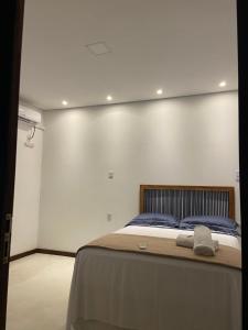 een slaapkamer met een bed met twee handdoeken erop bij Viva Mar - suítes in Canavieiras