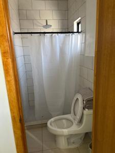 uma casa de banho com um WC e uma cortina de chuveiro em Habitaciones ENMA em Ciudad Juárez