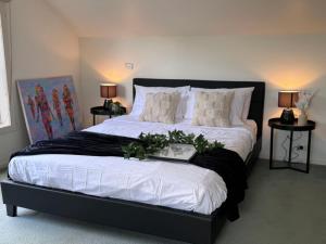 מיטה או מיטות בחדר ב-Bunyip boutique estate