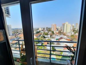 General SarmientoにあるBello departamento en San Miguelの窓から市街の景色を望めます。