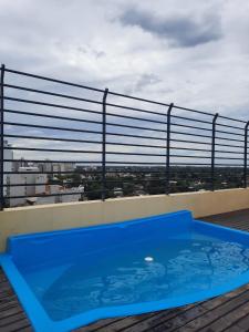 una piscina en la azotea de un edificio en Hermoso departamento 2 ambientes en General Sarmiento