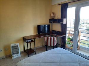 1 dormitorio con escritorio, ordenador y ventana en Hermoso departamento 2 ambientes en General Sarmiento