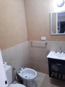 ein Badezimmer mit einem weißen WC und einem Waschbecken in der Unterkunft Hermoso departamento 2 ambientes in General Sarmiento