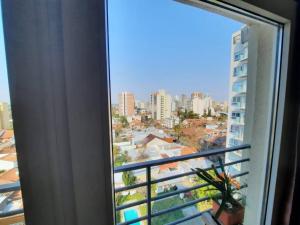 einen Blick auf die Stadt aus dem Fenster eines Gebäudes in der Unterkunft Hermoso departamento 2 ambientes in General Sarmiento
