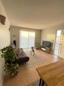 a living room with a couch and a table at Casa amoblada en sector residencial in Vallenar