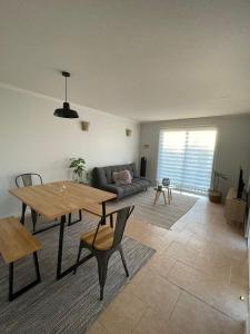 sala de estar con mesa y sofá en Casa amoblada en sector residencial, en Vallenar
