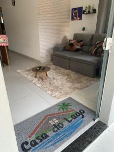 ein Wohnzimmer mit einem Sofa und einem Teppich in der Unterkunft Casa do Lago - Pousada & Casas de Temporada in Penha
