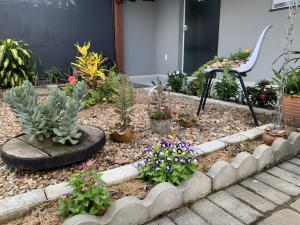 einen Garten mit Pflanzen und Blumen in der Unterkunft Casa do Lago - Pousada & Casas de Temporada in Penha