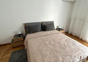 um quarto com uma cama grande e 2 mesas de cabeceira em Sea View Studio em Atenas