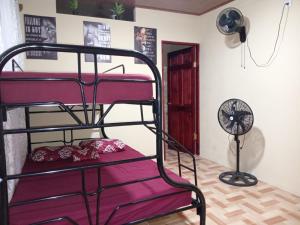Cette chambre comprend 2 lits superposés et un ventilateur. dans l'établissement Nambí Rooms, à Nambí