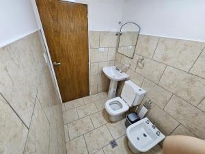 La Juanita في جونين دي لوس أنديس: حمام مع مرحاض ومغسلة