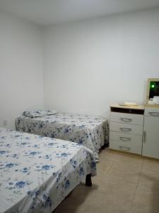 Een bed of bedden in een kamer bij Vanessa pousada familiar