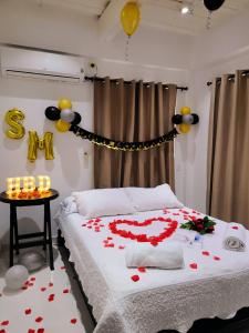 - une chambre dotée d'un lit avec des fleurs et des ballons dans l'établissement Apartamentos Turisticos Buena Vista, à San Andrés