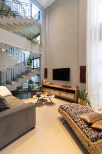 a living room with a couch and a television at Alto padrão piscina aquecida em Balneário Camboriú in Balneário Camboriú