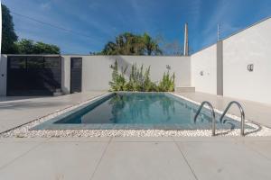 a swimming pool in the backyard of a house at Alto padrão piscina aquecida em Balneário Camboriú in Balneário Camboriú