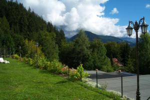 a park with a street light and a view of a mountain at Résidence Le Fontenay in Plateau dʼAssy