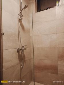 una ducha con puerta de cristal en un baño en l Brand New Condo l I-Muslim Guesthouse Kuala Lumpur, en Kuala Lumpur