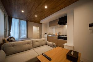 una sala de estar con un sofá y una mesa en ASPEN【2min from Asahikawa sta】, en Asahikawa 26 fotos más