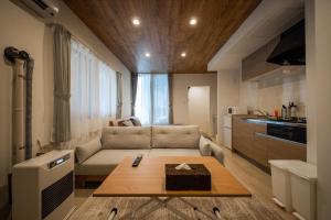 una sala de estar con un sofá y una mesa en ASPEN【2min from Asahikawa sta】, en Asahikawa