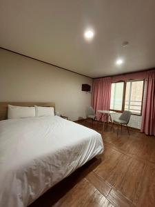 Un pat sau paturi într-o cameră la Oreum Motel