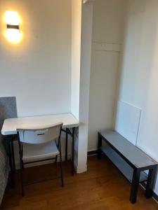 a small room with a desk and a bench at APD HOTEL in Montréal