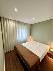 Un dormitorio con una cama grande y una ventana en House Real Companhia 55/53, en Vila Nova de Gaia