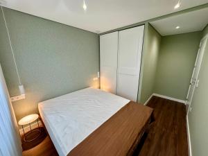 Dormitorio pequeño con cama y armario en House Real Companhia 55/53, en Vila Nova de Gaia