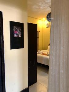 um quarto com uma cama e uma fotografia na parede em Meet sunset hostel Luangprabang em Luang Prabang