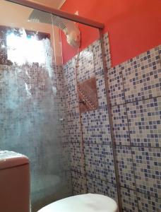 y baño con ducha y aseo. en Kalena Suítes, en Lençóis