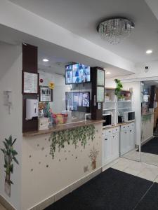 a kitchen with a counter and a kitchenasteryasteryasteryasteryasteryasteryasteryastery at APD HOTEL in Montreal