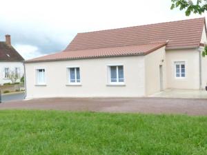 a white house with a brown roof at Spacieuse maison rénovée, nature verdoyante - FR-1-489-176 in Valigny