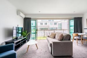sala de estar con sofá y TV en Luxury Hideaway On Princes Wharf en Auckland