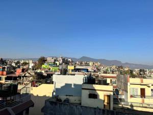 Blick auf eine Stadt mit Gebäuden in der Unterkunft Divine Residency in Kathmandu