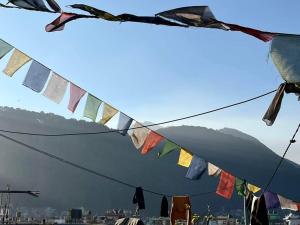 Ein Haufen Gebetsflaggen hängt an einer Schnur in der Unterkunft Divine Residency in Kathmandu