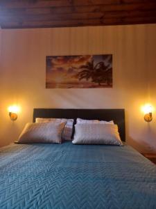 サンセバスチャンにあるRecanto do Sossegoのベッドルーム1室(大型ベッド1台、ランプ2つ付)