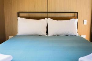 um quarto com uma cama com duas almofadas em Pacific View em Leithfield