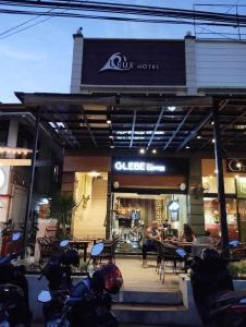 eine Gruppe Motorräder, die vor einem Café geparkt werden in der Unterkunft LEUX Hotel Alona Panglao in Panglao